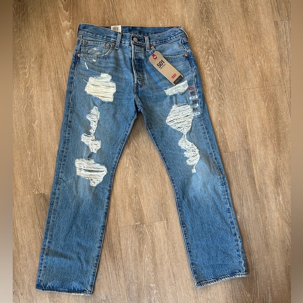 The Levi's 501 Original in size 32 × 29: classic sit-at-waist fit, straight leg